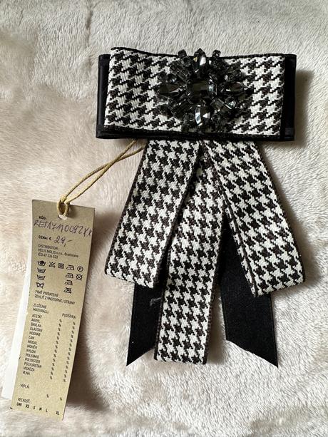 Brošňa v gingham vzore,