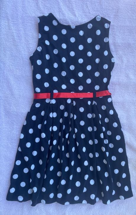 Bodkované šaty, 104