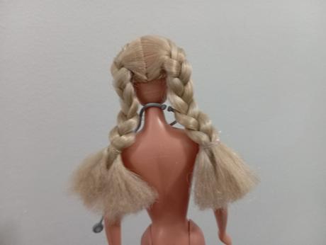 Stolík pre barbie s doplnkami,