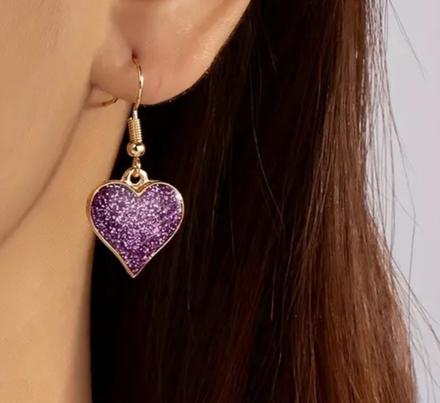 Fialové náušnice srdce, 