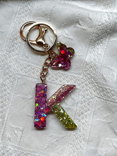 Ručne vyrobené živicové kľúčenky, 