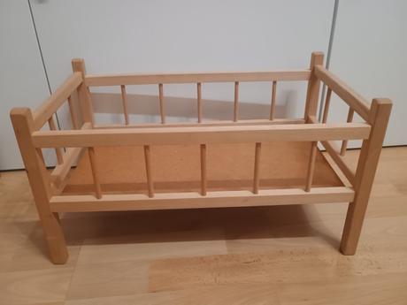 Postieľka pre bábiky,