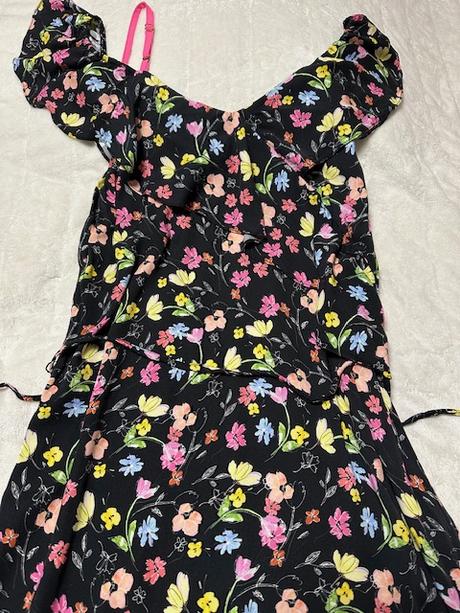 Čierne šaty s odhalenými plecami a volánom magenta, m