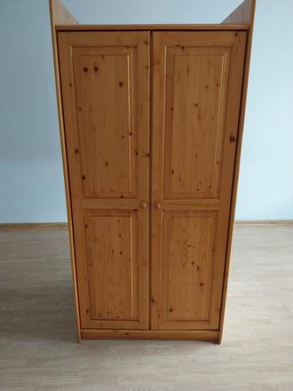 Drevená 2-dverová skriňa z masívu,