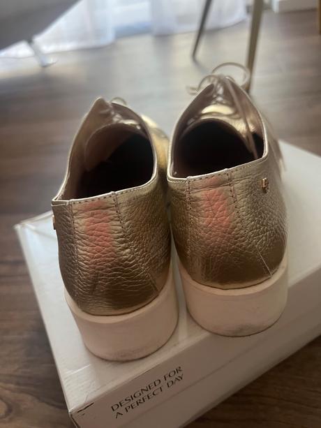 Zlaté kožené topánky zn. cuplé, 40