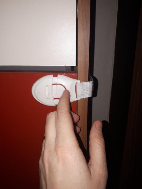 Bezpečnostná poistka na skrinky vstavane skrine a, 