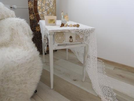 Stolík príručný drevený,, 