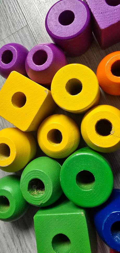 Navliekanie korálkov,