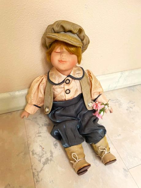 Starožitnosť - porcelánový chlapček, 