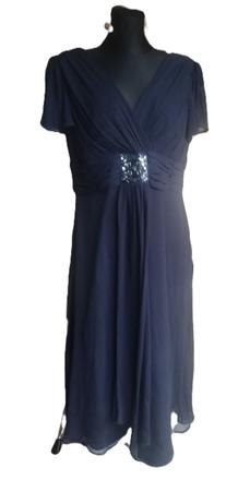 Ľahučké spoločenské šaty, 42