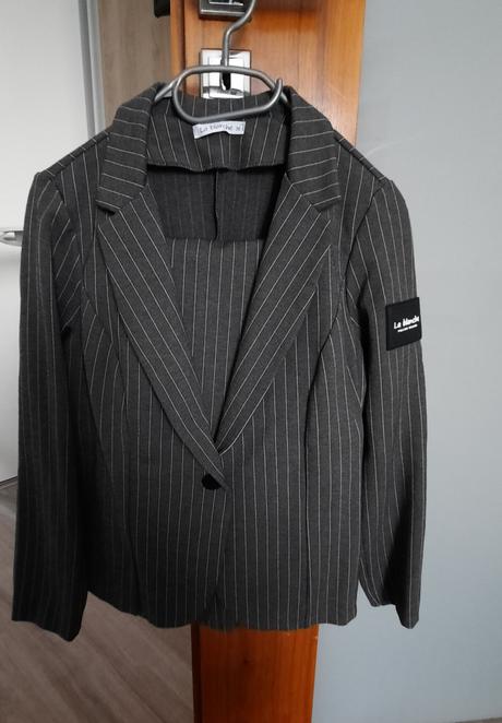 Športovo-elegantný kostým, s