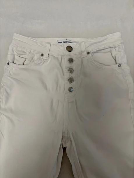 Biele rifľové nohavice, sinsay,s