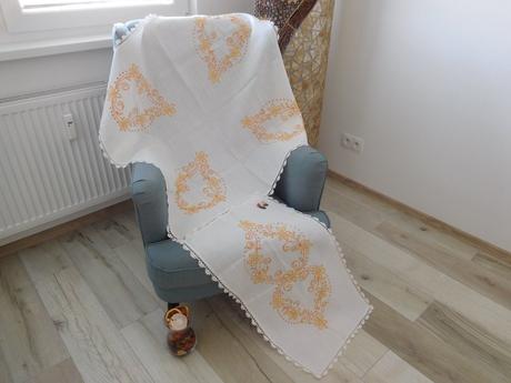 Obrus s oranžovým vzorom,