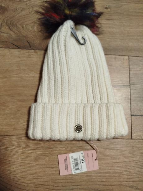 Hrubá biela čiapka,