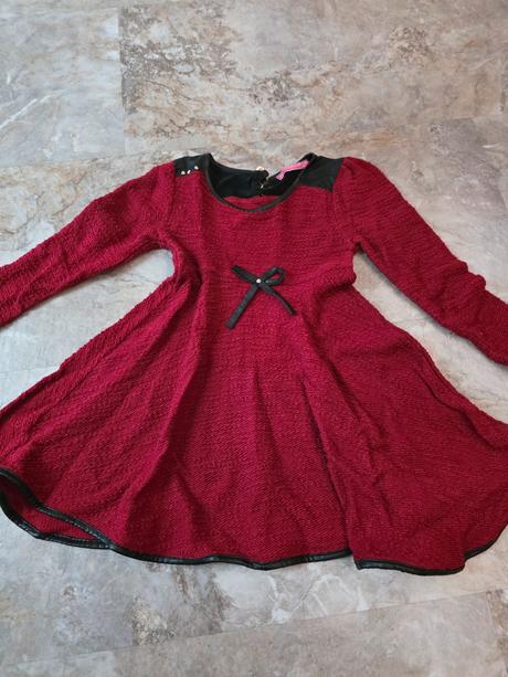 Červené šaty s koženkou, 110