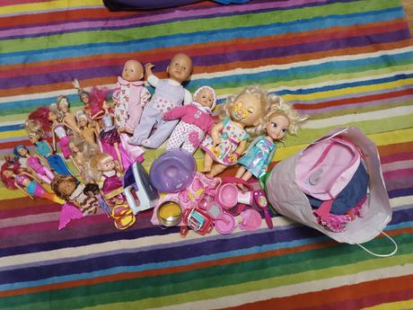 Balík bábik a príslušenstvo,