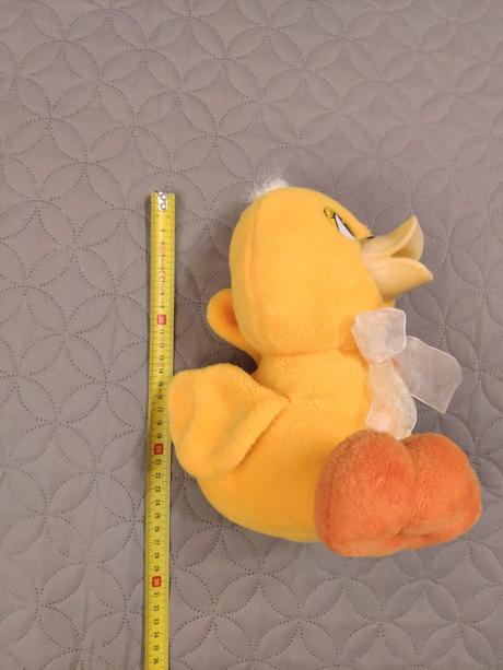 Plysova kacicka, vydava zvuk po stlaceni bruska, 