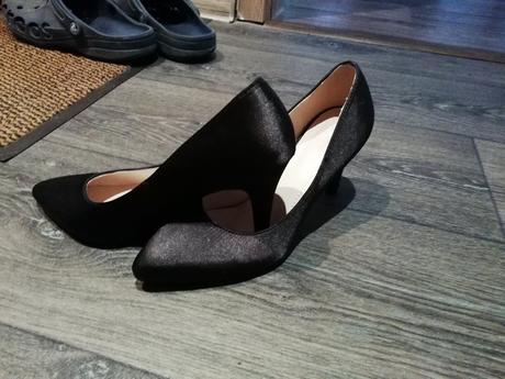 Len raz obuté saténové lodičky, 36