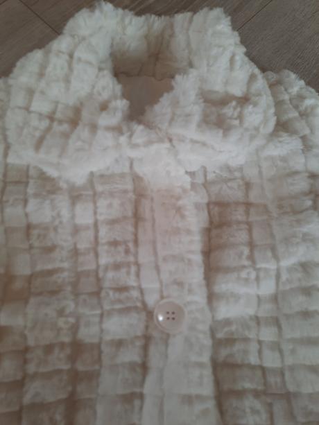 Nádherný biely kabátik, 98