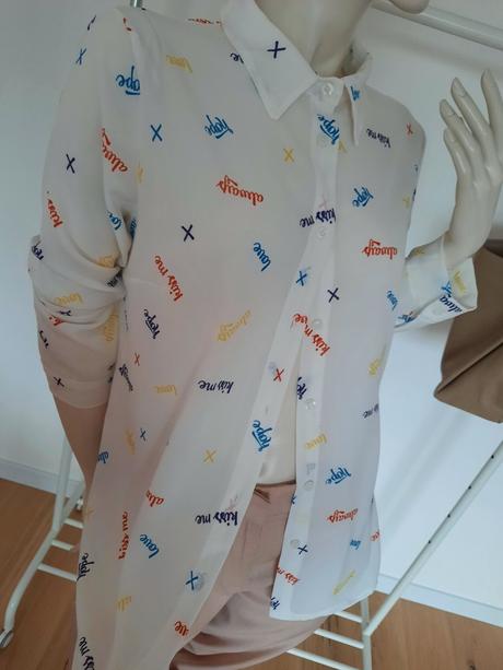 Halenka s nápismi, m