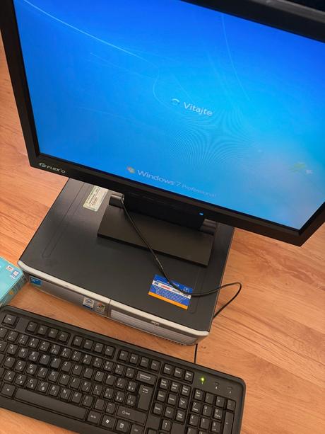 Starší pc s monitorom a modemom, hp (hewlett-packard)