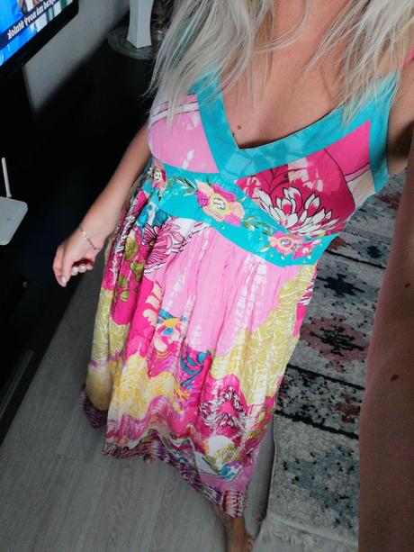 Nádherné farebné šaty, s