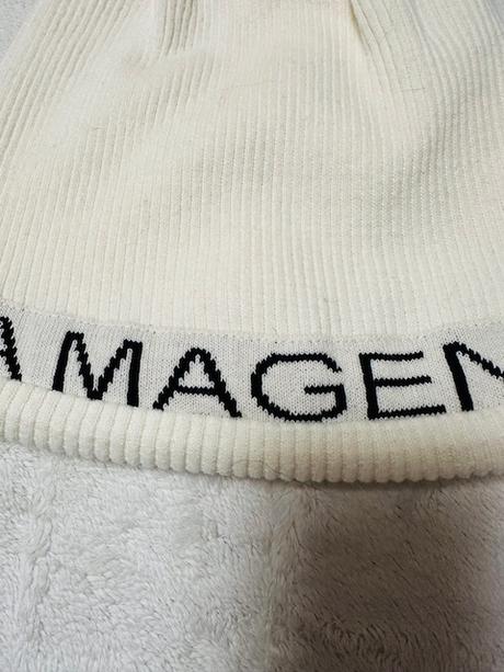 Krémová čiapka s nápisom zn. magenta, m