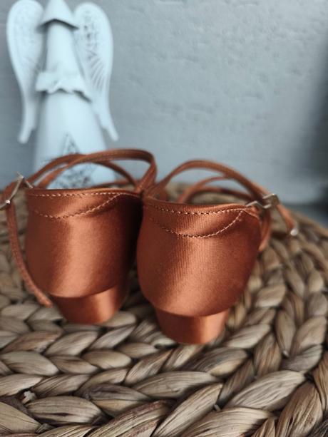 Tanečné topánky, 28