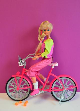 Barbie bábika na bicykli, 