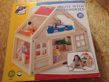 Drevený domček pre bábiky, 