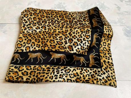 Šatka so zvieracím motívom, l