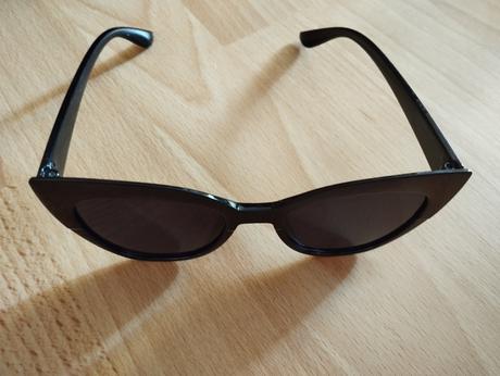 Čierne slnečné okuliare,