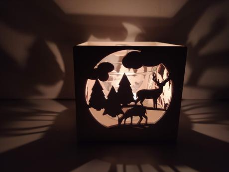 Drevený svietnik jelene v lese, 