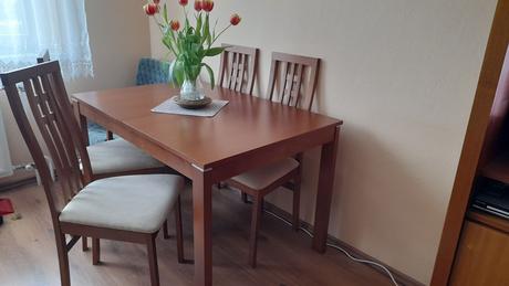 Jedálenský stôl so stoličkami,