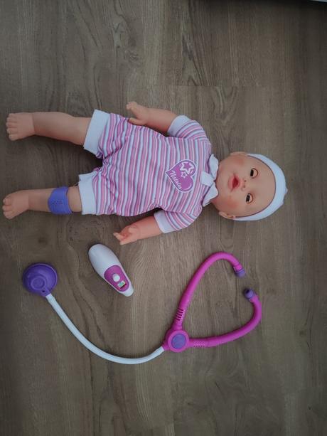 Bábika veľká vydáva zvuky svieti koleno,