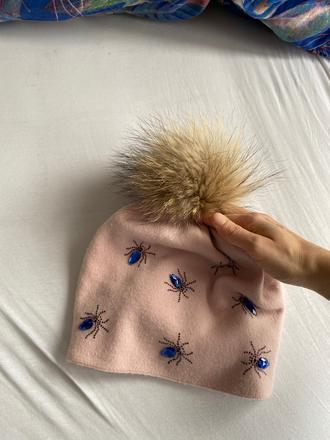 Ruzova ciapka pavucik so zajacim brmbolcom, 