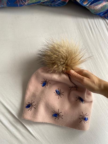 Ruzova ciapka pavucik so zajacim brmbolcom, 