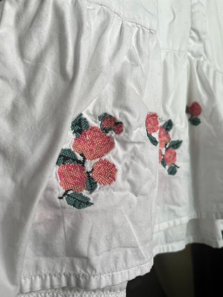 Reserved biela košeľa s vysivanymi ruzovymi kvetmi, reserved,s