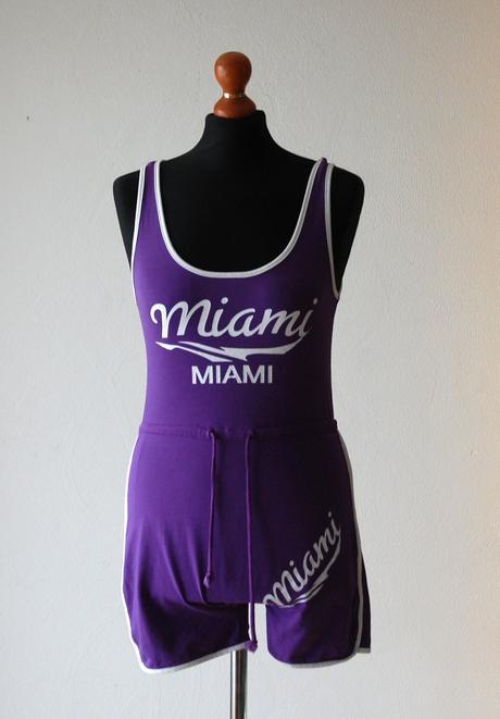 Športový fialový overal s nápisom miami shein, s