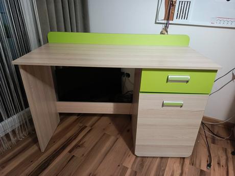 Písací stolík a polica, 