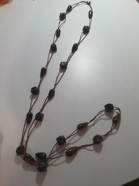 Hnedý korálkový náhrdelník,