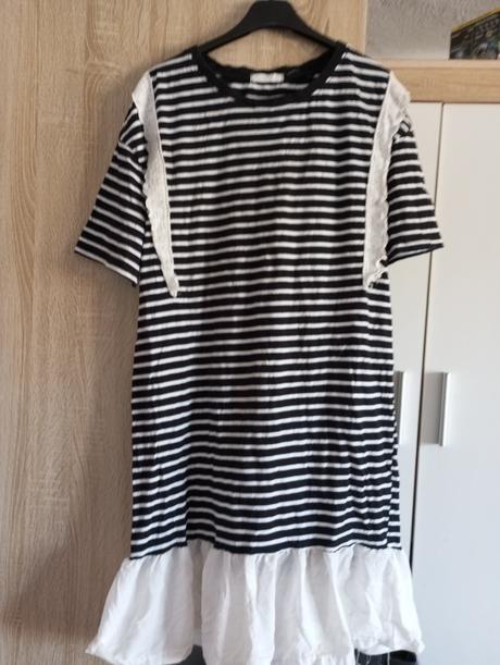 Šaty s volanikom, 44