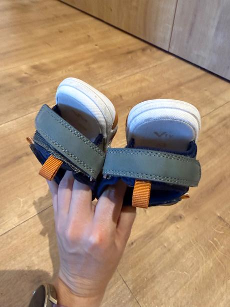 Sandalky, 30