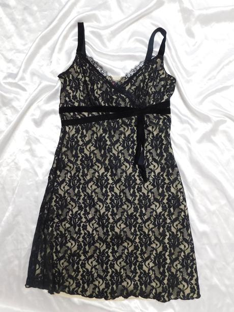 Pekne čipkovane šaty, 38