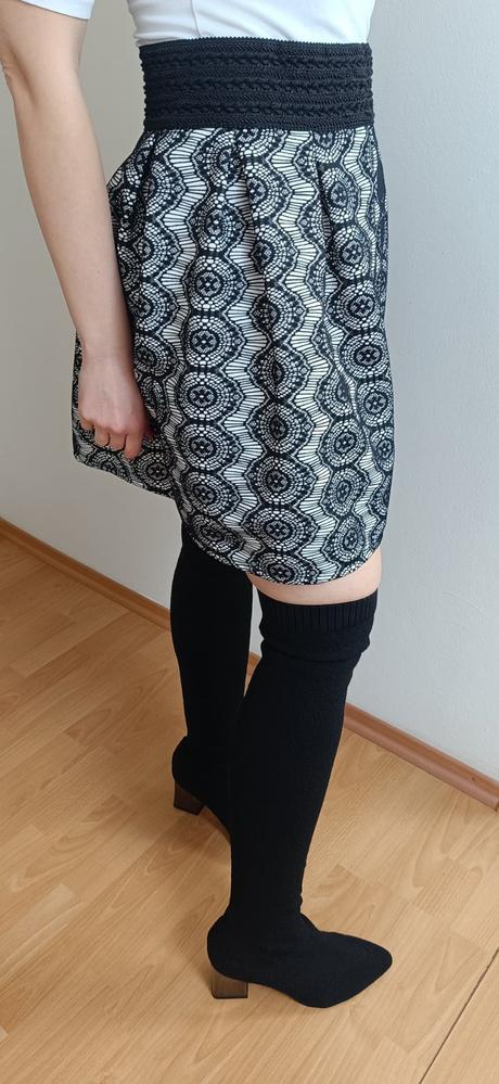 Spoločenská puzdrová sukňa s vyšívaným vzorom, m