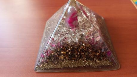 Orgonitová pyramída s krištáĺom,