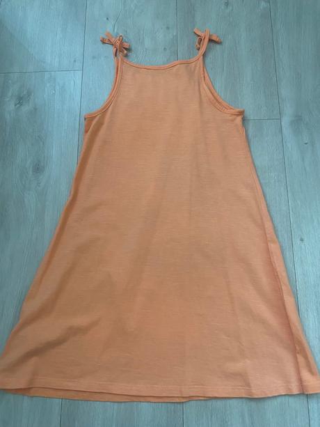 Šaty na ramienka, 128