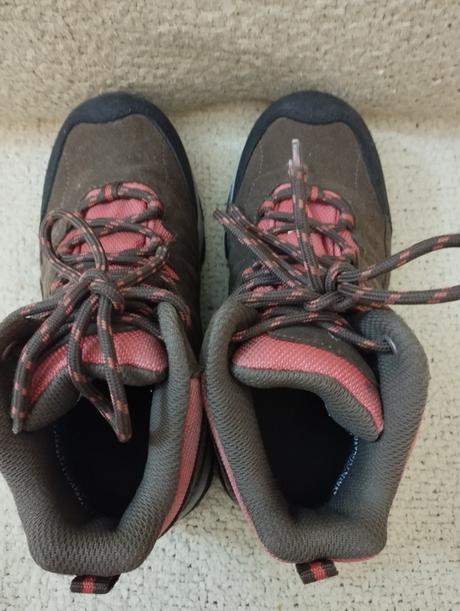 Ponúkam na predaj turistické topánky v 32, 32