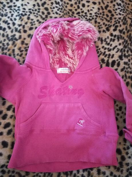 Mikina s hunatou kapucňou, 74