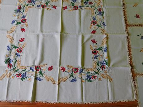 Vidiecký -ručne vyšívaný set obrusov-122x135cm,, 